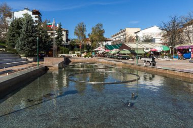 Sandanski, Bulgaristan - 4 Nisan 2018: Merkezi ve yaya cadde ve Interhotel Sandanski, Sandanski, Bulgaristan şehirdeki