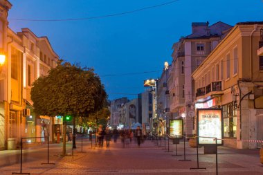 Plovdiv, Bulgaristan - 29 Nisan 2017: Plovdiv, Bulgaristan şehir merkezinde sokak yürüyüş gece fotoğrafı