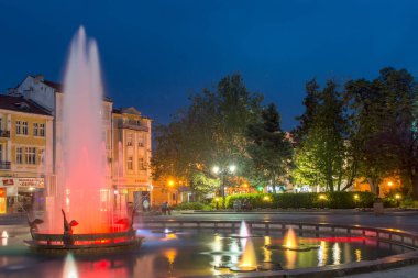 Plovdiv, Bulgaristan - 29 Nisan 2017: Plovdiv, Bulgaristan şehir merkezinde sokak yürüyüş gece fotoğrafı