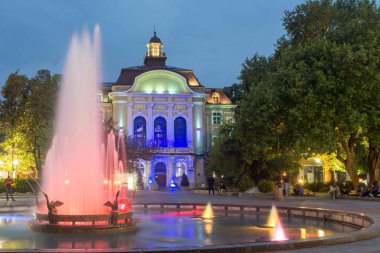 Plovdiv, Bulgaristan - 29 Nisan 2017: Belediye Binası Plovdiv, Bulgaristan'ın gece fotoğrafı