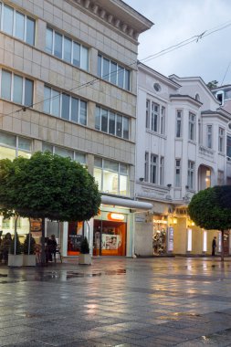 Plovdiv, Bulgaristan - 29 Nisan 2017: Plovdiv, Bulgaristan şehir merkezinde sokak yürüyüş gece fotoğrafı