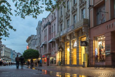 Plovdiv, Bulgaristan - 29 Nisan 2017: Plovdiv, Bulgaristan şehir merkezinde sokak yürüyüş gece fotoğrafı