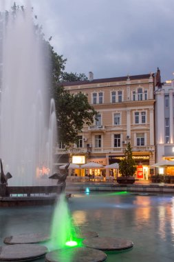 Plovdiv, Bulgaristan - 29 Nisan 2017: Plovdiv, Bulgaristan şehir merkezinde sokak yürüyüş gece fotoğrafı