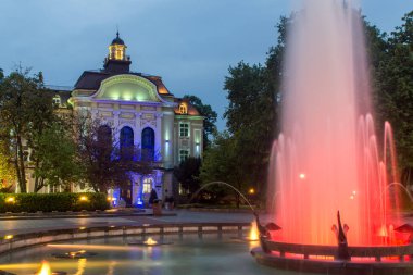 Plovdiv, Bulgaristan - 29 Nisan 2017: Belediye Binası Plovdiv, Bulgaristan'ın gece fotoğrafı