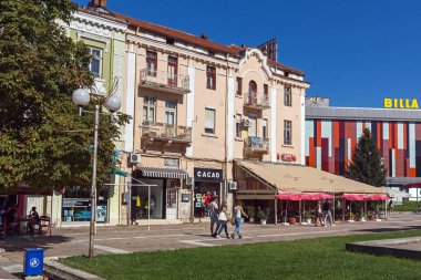 Plevne, Bulgaristan - 20 Eylül 2015: Orta street City, Plevne, Bulgaristan