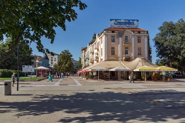 Plevne, Bulgaristan - 20 Eylül 2015: Orta street City, Plevne, Bulgaristan