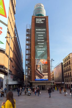 Madrid, İspanya - 23 Ocak 2018: insanlar Callao Meydanı (Plaza del Callao) İspanya'da Madrid şehir yürüyüş gün batımı görünümü
