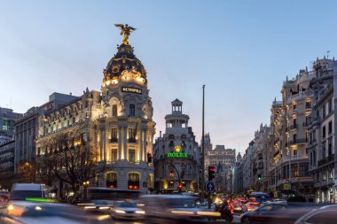 Madrid, İspanya - 23 Ocak 2018: Gün batımı görünümü ve Gran Via metropol Binası (Edificio Metropolis) şehir Madrid, İspanya