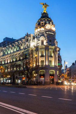 Madrid, İspanya - 23 Ocak 2018: Gün batımı görünümü ve Gran Via metropol Binası (Edificio Metropolis) şehir Madrid, İspanya