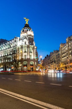 Madrid, İspanya - 23 Ocak 2018: Gün batımı görünümü ve Gran Via metropol Binası (Edificio Metropolis) şehir Madrid, İspanya