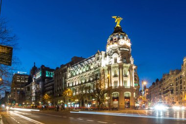 Madrid, İspanya - 23 Ocak 2018: Gün batımı görünümü ve Gran Via metropol Binası (Edificio Metropolis) şehir Madrid, İspanya