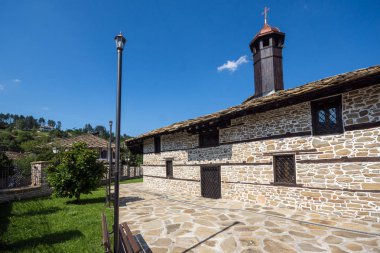 Tryavna, Bulgaristan - 6 Temmuz 2018: Ortaçağ Kilisesi, St. Archangel Michael içinde tarihi kent, Tryavna, Gabrovo Bölgesi, Bulgaristan