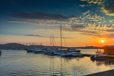 Sozopol, Bulgaristan - 26 Haziran 2015: Süzebolu bağlantı noktası, Burgaz bölge, Bulgaristan günbatımında