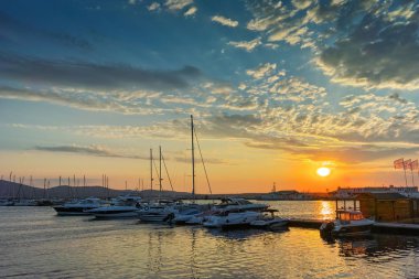 Sozopol, Bulgaristan - 26 Haziran 2015: Süzebolu bağlantı noktası, Burgaz bölge, Bulgaristan günbatımında