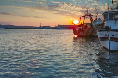 Sozopol, Bulgaristan - 26 Haziran 2015: Süzebolu bağlantı noktası, Burgaz bölge, Bulgaristan günbatımında