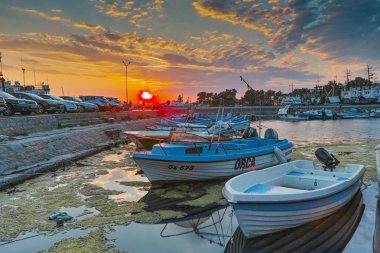 Sozopol, Bulgaristan - 26 Haziran 2015: Süzebolu bağlantı noktası, Burgaz bölge, Bulgaristan günbatımında