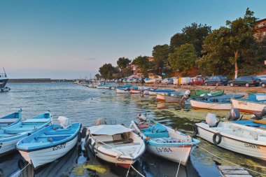 Sozopol, Bulgaristan - 26 Haziran 2015: Süzebolu bağlantı noktası, Burgaz bölge, Bulgaristan günbatımında