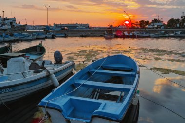 Sozopol, Bulgaristan - 26 Haziran 2015: Süzebolu bağlantı noktası, Burgaz bölge, Bulgaristan günbatımında