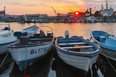 Sozopol, Bulgaristan - 26 Haziran 2015: Süzebolu bağlantı noktası, Burgaz bölge, Bulgaristan günbatımında