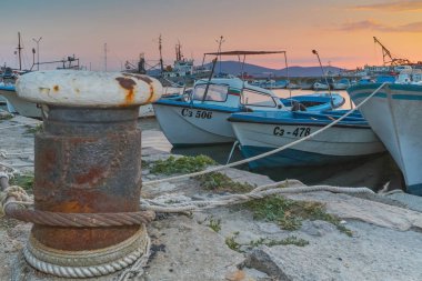 Sozopol, Bulgaristan - 26 Haziran 2015: Süzebolu bağlantı noktası, Burgaz bölge, Bulgaristan günbatımında