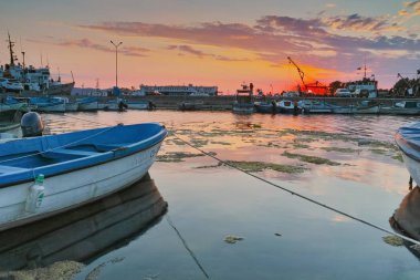 Sozopol, Bulgaristan - 26 Haziran 2015: Süzebolu bağlantı noktası, Burgaz bölge, Bulgaristan günbatımında
