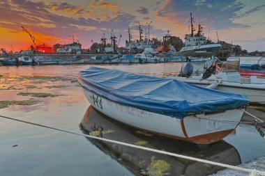 Sozopol, Bulgaristan - 26 Haziran 2015: Süzebolu bağlantı noktası, Burgaz bölge, Bulgaristan günbatımında