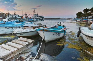 Sozopol, Bulgaristan - 26 Haziran 2015: Süzebolu bağlantı noktası, Burgaz bölge, Bulgaristan günbatımında