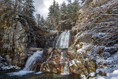 Pirin Dağı, Bulgaristan Sandanski şehir yakınındaki Popina Laka şelale kış manzarası