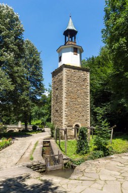 EDDR, Gabrovo, Bulgaristan - 6 Temmuz 2018: Saat Kulesi mimari etnografik kompleksi EDDR (Etara) içinde yakınındaki şehir Gabrovo, Bulgaristan