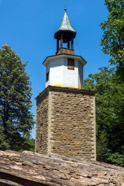 EDDR, Gabrovo, Bulgaristan - 6 Temmuz 2018: Saat Kulesi mimari etnografik kompleksi EDDR (Etara) içinde yakınındaki şehir Gabrovo, Bulgaristan