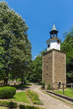 EDDR, Gabrovo, Bulgaristan - 6 Temmuz 2018: Saat Kulesi mimari etnografik kompleksi EDDR (Etara) içinde yakınındaki şehir Gabrovo, Bulgaristan