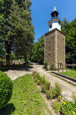 EDDR, Gabrovo, Bulgaristan - 6 Temmuz 2018: Saat Kulesi mimari etnografik kompleksi EDDR (Etara) içinde yakınındaki şehir Gabrovo, Bulgaristan