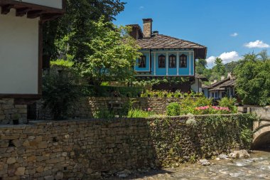 EDDR, Gabrovo, Bulgaristan - 6 Temmuz 2018: Eski evde mimari etnografik kompleksi EDDR (Etara) yakınındaki şehir Gabrovo, Bulgaristan