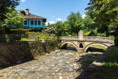EDDR, Gabrovo, Bulgaristan - 6 Temmuz 2018: Eski evde mimari etnografik kompleksi EDDR (Etara) yakınındaki şehir Gabrovo, Bulgaristan