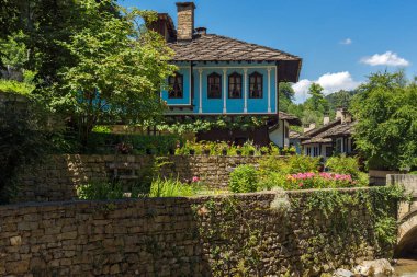 EDDR, Gabrovo, Bulgaristan - 6 Temmuz 2018: Eski evde mimari etnografik kompleksi EDDR (Etara) yakınındaki şehir Gabrovo, Bulgaristan