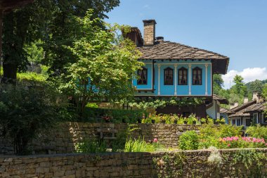 EDDR, Gabrovo, Bulgaristan - 6 Temmuz 2018: Eski evde mimari etnografik kompleksi EDDR (Etara) yakınındaki şehir Gabrovo, Bulgaristan