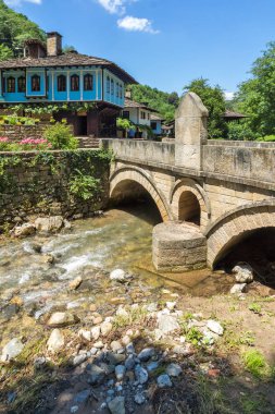 EDDR, Gabrovo, Bulgaristan - 6 Temmuz 2018: Eski evde mimari etnografik kompleksi EDDR (Etara) yakınındaki şehir Gabrovo, Bulgaristan