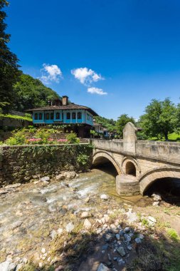 EDDR, Gabrovo, Bulgaristan - 6 Temmuz 2018: Eski evde mimari etnografik kompleksi EDDR (Etara) yakınındaki şehir Gabrovo, Bulgaristan