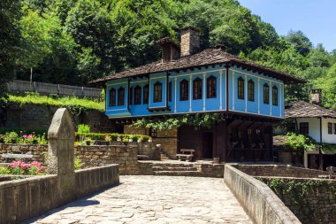 EDDR, Gabrovo, Bulgaristan - 6 Temmuz 2018: Eski evde mimari etnografik kompleksi EDDR (Etara) yakınındaki şehir Gabrovo, Bulgaristan