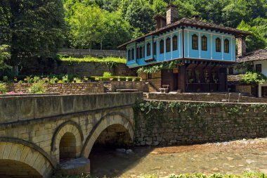 EDDR, Gabrovo, Bulgaristan - 6 Temmuz 2018: Eski evde mimari etnografik kompleksi EDDR (Etara) yakınındaki şehir Gabrovo, Bulgaristan