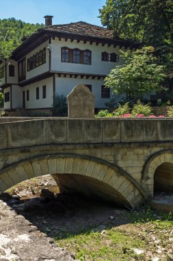 EDDR, Gabrovo, Bulgaristan - 6 Temmuz 2018: Eski evde mimari etnografik kompleksi EDDR (Etara) yakınındaki şehir Gabrovo, Bulgaristan