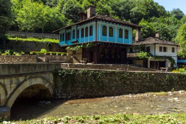 EDDR, Gabrovo, Bulgaristan - 6 Temmuz 2018: Eski evde mimari etnografik kompleksi EDDR (Etara) yakınındaki şehir Gabrovo, Bulgaristan