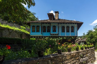 EDDR, Gabrovo, Bulgaristan - 6 Temmuz 2018: Eski evde mimari etnografik kompleksi EDDR (Etara) yakınındaki şehir Gabrovo, Bulgaristan