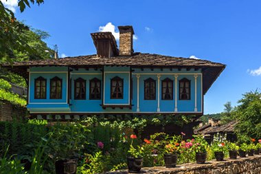 EDDR, Gabrovo, Bulgaristan - 6 Temmuz 2018: Eski evde mimari etnografik kompleksi EDDR (Etara) yakınındaki şehir Gabrovo, Bulgaristan