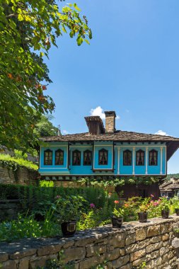 EDDR, Gabrovo, Bulgaristan - 6 Temmuz 2018: Eski evde mimari etnografik kompleksi EDDR (Etara) yakınındaki şehir Gabrovo, Bulgaristan