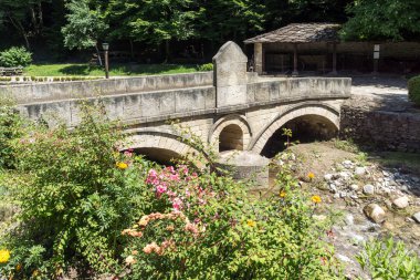 EDDR, Gabrovo, Bulgaristan - 6 Temmuz 2018: Eski taş köprü mimari etnografik kompleksi EDDR (Etara) yakınındaki şehir Gabrovo, Bulgaristan