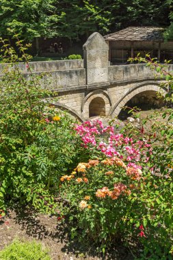 EDDR, Gabrovo, Bulgaristan - 6 Temmuz 2018: Eski taş köprü mimari etnografik kompleksi EDDR (Etara) yakınındaki şehir Gabrovo, Bulgaristan