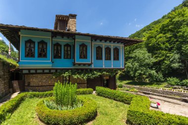 EDDR, Gabrovo, Bulgaristan - 6 Temmuz 2018: Eski evde mimari etnografik kompleksi EDDR (Etara) yakınındaki şehir Gabrovo, Bulgaristan