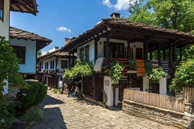 EDDR, Gabrovo, Bulgaristan - 6 Temmuz 2018: Eski evde mimari etnografik kompleksi EDDR (Etara) yakınındaki şehir Gabrovo, Bulgaristan