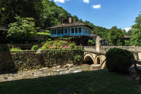 EDDR, Gabrovo, Bulgaristan - 6 Temmuz 2018: Eski evde mimari etnografik kompleksi EDDR (Etara) yakınındaki şehir Gabrovo, Bulgaristan